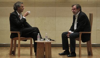 El filósofo francés Bernard-Henry Lévy y el periodista Juan Luis Cebrián durante la conversación que han mantenido hoy en el Hay Festival de Segovia.