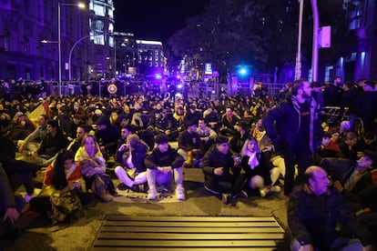 Sentada en los aledaños al Congreso de los Diputados, este martes. 