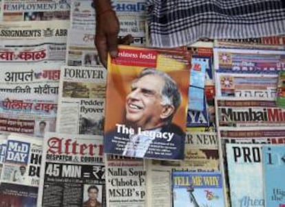 Un vendedor de periódicos muestra una revista en la que aparece en portada el presidente del Grupo Tata, en un quiosco en Bombay (India). Según informan medios de comunicación, Ratan Tata, que celebra su 75 cumpleaños hoy, cederá su puesto en la presidencia del grupo empresarial al vicepresidente del mismo, Cyrus Mistry, que lleva un año aprendiendo junto al magnate.