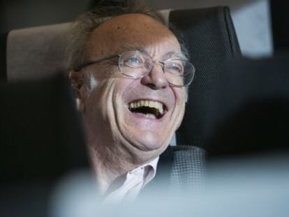 En la imagen el pianista Alfred Brendel en el AVE Barcelona / Madrid 