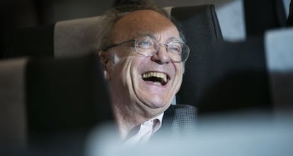 En la imagen el pianista Alfred Brendel en el AVE Barcelona / Madrid