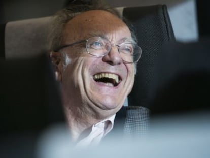 En la imagen el pianista Alfred Brendel en el AVE Barcelona / Madrid 