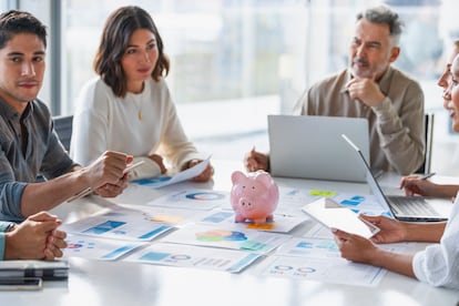 Un grupo de personas en una reunión de planificación financiera, en una imagen de archivo.