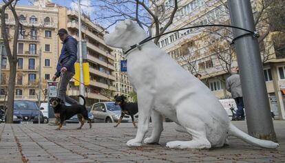 Una de les estàtues col·locades pel Consistori prop de la Sagrada Família.