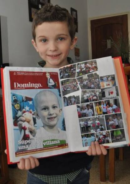 Thiago sostiene su diario, que encuadernaron en tapas duras para tener de recuerdo.