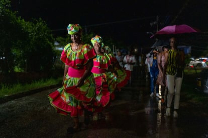 Las cantaoras, lideradas por Mirna Rodríguez, realizan la procesión del Nacimiento del Niño Dios Negro.