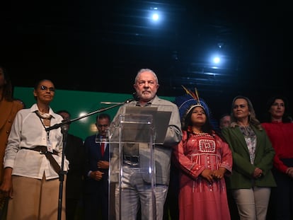 El presidente electo de Brasil, Luiz Inacio Lula da Silva, junto a los ministros de su futuro Gobierno, el 29 de diciembre de 2022, en Brasilia.
