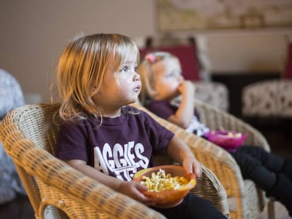 Consumir mucha televisi&oacute;n est&aacute; asociado a la obesidad infantil.