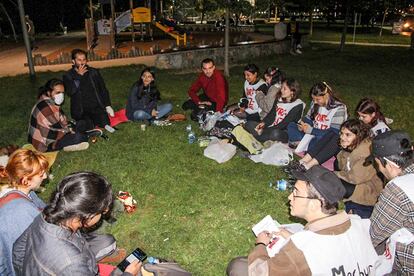 Un grupo de estudiantes turcos protesta en un parque de Estambul, el pasado 21 de septiembre, en una imagen de Twitter.