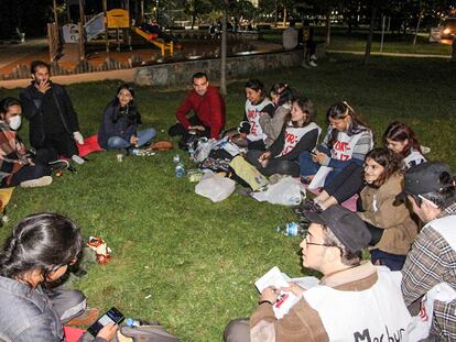 Un grupo de estudiantes turcos protesta en un parque de Estambul, el pasado 21 de septiembre, en una imagen de Twitter.