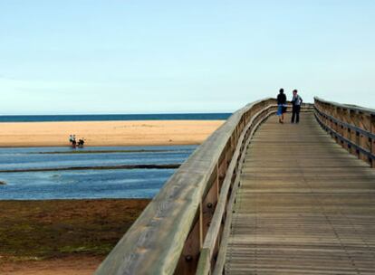 Puente hacia la playa en Isla Cristina, Costa de la Luz (Huelva)