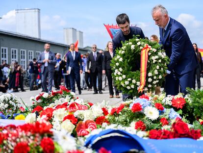 Los ministros españoles de Memoria Democrática, Ángel Víctor Torres (a la derecha), y Derechos Sociales, Pablo Bustinduy, colocan una corona de flores durante la conmemoración de la liberación hace 79 años del campo de concentración nazi de Mauthausen (Austria).