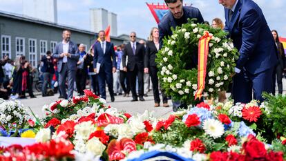 Los ministros españoles de Memoria Democrática, Ángel Víctor Torres (a la derecha), y Derechos Sociales, Pablo Bustinduy, colocan una corona de flores durante la conmemoración de la liberación hace 79 años del campo de concentración nazi de Mauthausen (Austria).