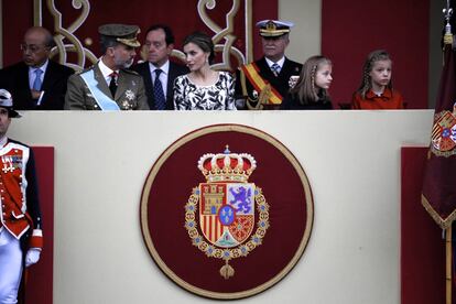 Los Reyes conversan con la presencia de sus hijas la Princesa de Asturias y la infanta Sofía, al inicio del desfile.