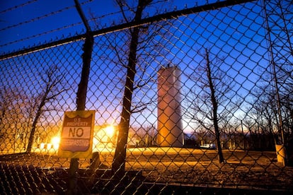 Una torre de comunicaciones y un búnker conocidos con el nombre clave 'Corkscrew', encima de Lamb's Knoll cerca de Park Hall, Maryland.