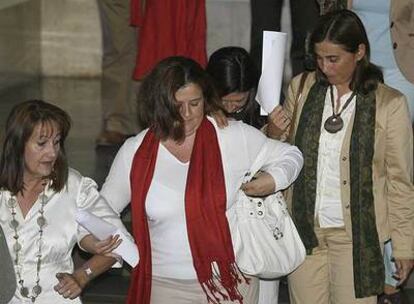 Juana Gálvez, en el centro, oculta su rostro al salir de la reunión de secretarios judiciales en Sevilla.