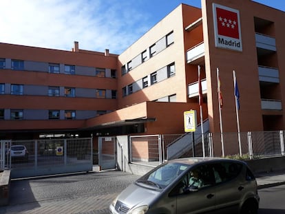 Vista exterior de la residencia pública de Usera, en Madrid, gestionada por DomusVi.
