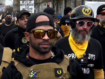 El líder del grupo de extrema derecha Proud Boys, Enrique Tarrio, en una marcha el 12 de diciembre en Washington.