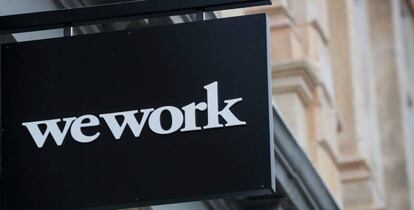 Logo de WeWork en un 'coworking' de Nueva York