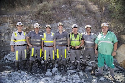 Un grupo de mineros de Matsa posa tras terminar su jornada. En la actualidad, la compañía que explota Aguas Teñidas genera más de 3.000 puestos de trabajo. La plantilla está formada por 580 trabajadores, más los 1.200 de las subcontratas.