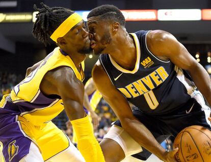 Briante Weber (Los Ángeles Lakers) choca contra Emmanuel Mudiay (Denver Nuggets) durante la segunda parte del partido de NBA en Ontario, Estados Unidos.