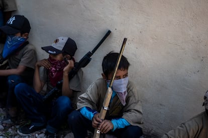 Algunos de los niños que forman parte de las guardias comunitarias armadas del municipio de José Joaquín de Herrera.