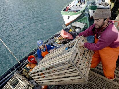 Pescadores de langostas en la isla de Robinson Crusoe en Chile.