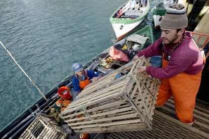 Pescadores de langostas en la isla de Robinson Crusoe en Chile.