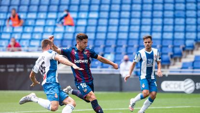 Bardhi, justo antes de disparar y anotar el segundo gol del Levante ante el Espanyol este sábado en el RCDE Stadium.