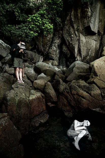 La fotógrafa Isabel Muñoz, trabajando en Japón.