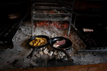 Pulpo y patatas, durante su cocinado. 