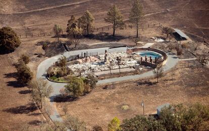 Vista aérea de una propiedad quemada en Santa Rosa, California, el 12 de octubre. Hay 463 personas desaparecidas en el condado de Sonoma, aunque según Mark Ghilarducci, director de los servicios de emergencias, aún no se sabe cuántos de ellos pueden ser víctimas de los incendios y cuántos son evacuados que no pudieron avisar a las autoridades.