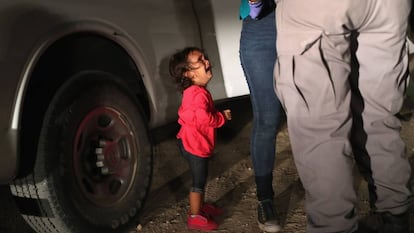 Una niña llora junto a su madre al ser detenidas en la frontera entre Estados Unidos y México.