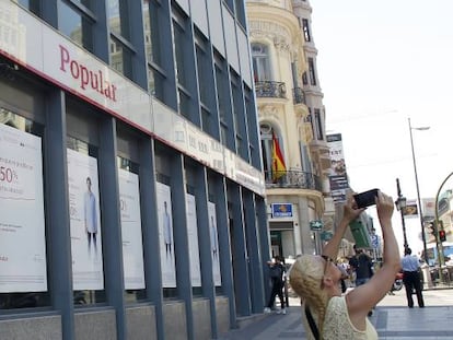 Sucursales de Banco Santander y Popular en Madrid.