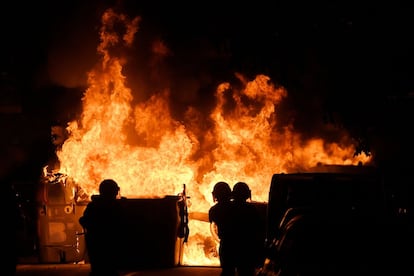 Quema de contenedores, en el centro de Barcelona, en la tercera jornada de protestas contra la sentencia del 'procés'.