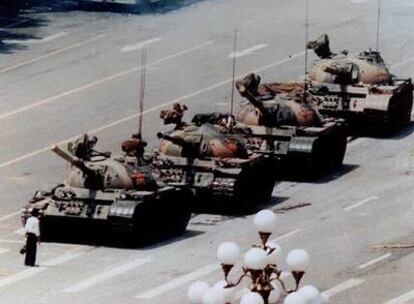 Un manifestante se coloca ante una columna de tanques en Tiananmen en 1989.