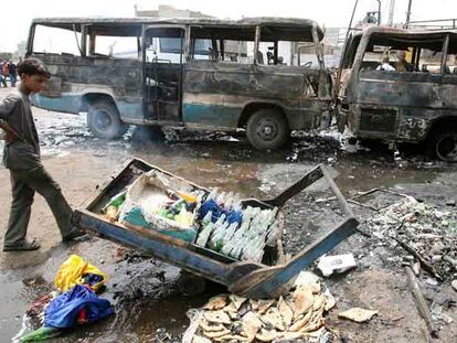 Un niño observa el lugar donde un coche bomba mató a seis personas ayer en Bagdad.