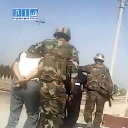 Imagen difundida en Youtube por un grupo de activistas que muestra dos detenciones en Homs.