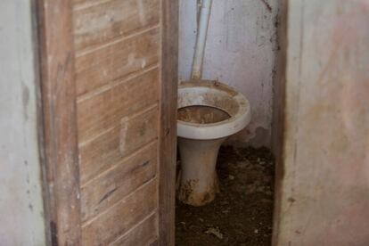 Detalhe de vaso sanitário abandonado no chafariz da aldeia Canamary.