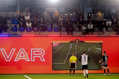 El árbitro del encuentro entre el Kunisport y el Pio Fc revisa una acción en el VAR que finalmente fue fuera de juego.