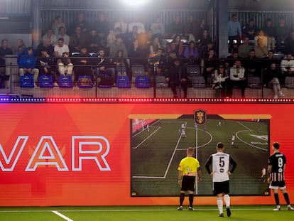 El árbitro del encuentro entre el Kunisport y el Pio Fc revisa una acción en el VAR que finalmente fue fuera de juego en la cuarta jornada de la Kings League de fútbol 7 creada por Gerard Piqué e Ibai Llanos que se desarrolla en Barcelona.