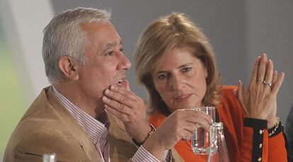 Javier Arenas y Esperanza Oña, durante el acto celebrado en Sevilla.