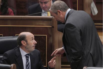 El vicepresidente Alfredo Pérez Rubalcaba y el portavoz del PNV, Josu Erkoreka, en el Congreso.