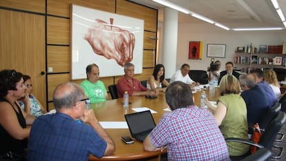 El secretario general socialista Ximo Puig se reúne con representantes de la comunidad educativa.