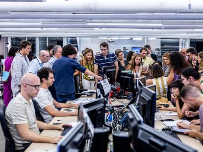 Un grupo de suscriptores en la redacción de EL PAÍS durante la noche electoral, en julio pasado.