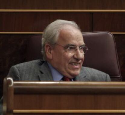 Alfonso Guerra, director de la revista &#039;Temas&#039;, en el Congreso.