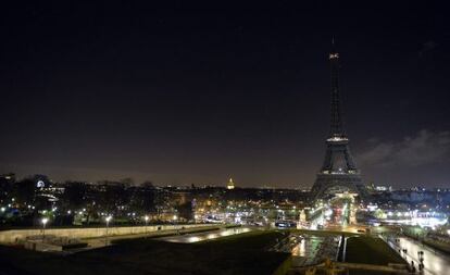 Imagen de la torre Eiffel de noche.