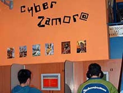 Jóvenes chateando en un cibercafé zamorano