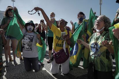 Mujeres rezan durante una manifestación de apoyo a Bolsonaro, este domingo en Río de Janeiro.