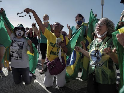 Mujeres rezan durante una manifestación de apoyo a Bolsonaro, este domingo en Río de Janeiro.